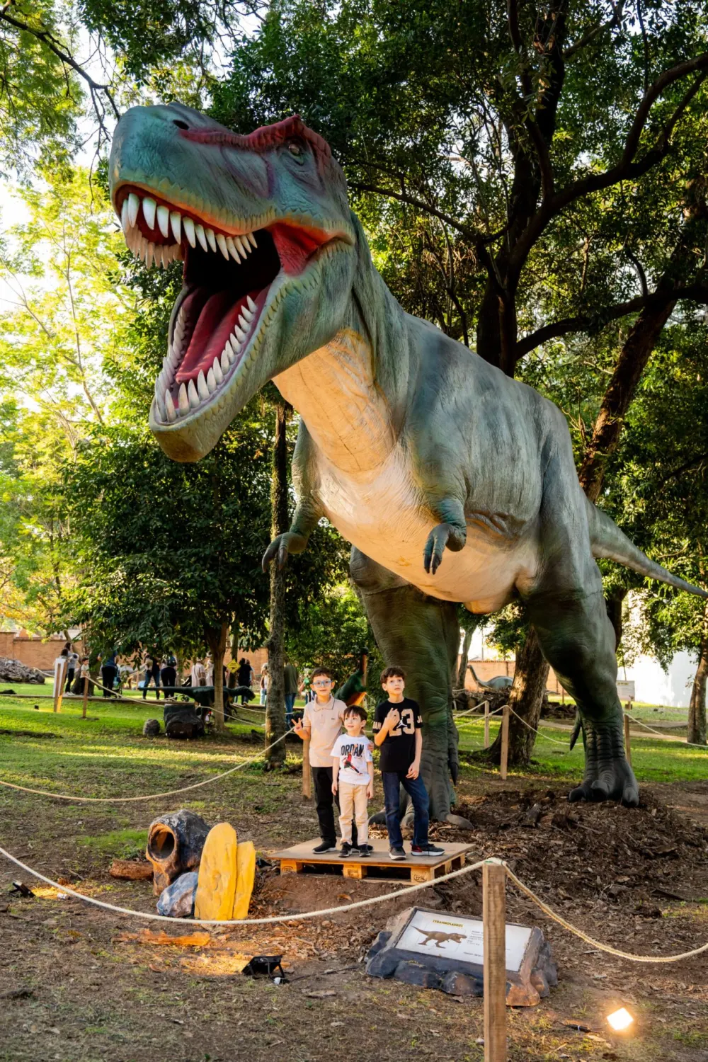 Papá e hijo con el Dilophosaurus