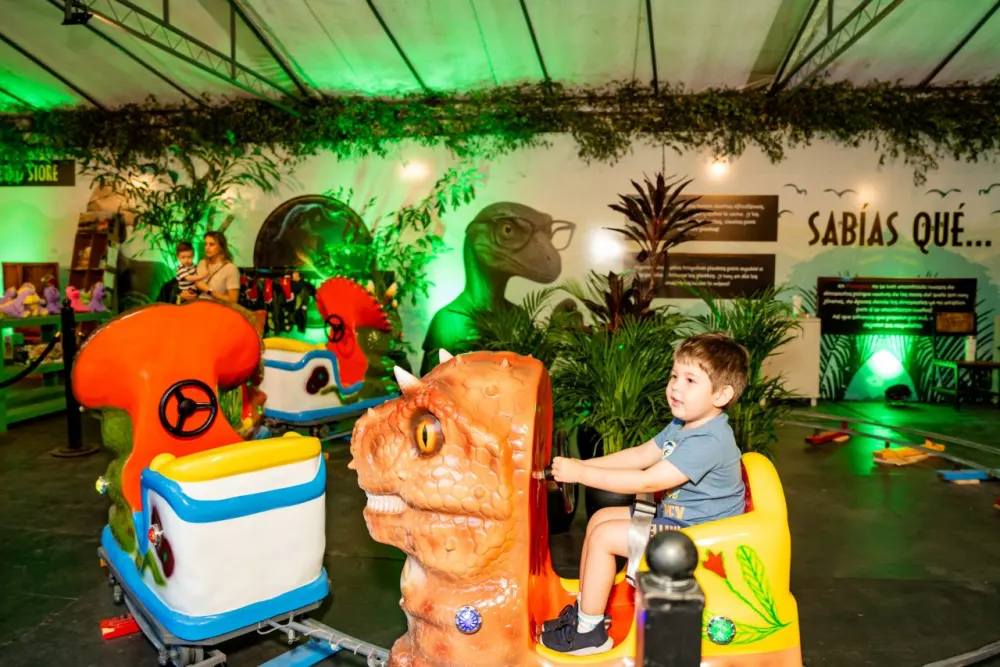 Niño en los dino rides de la Plaza Jurásica