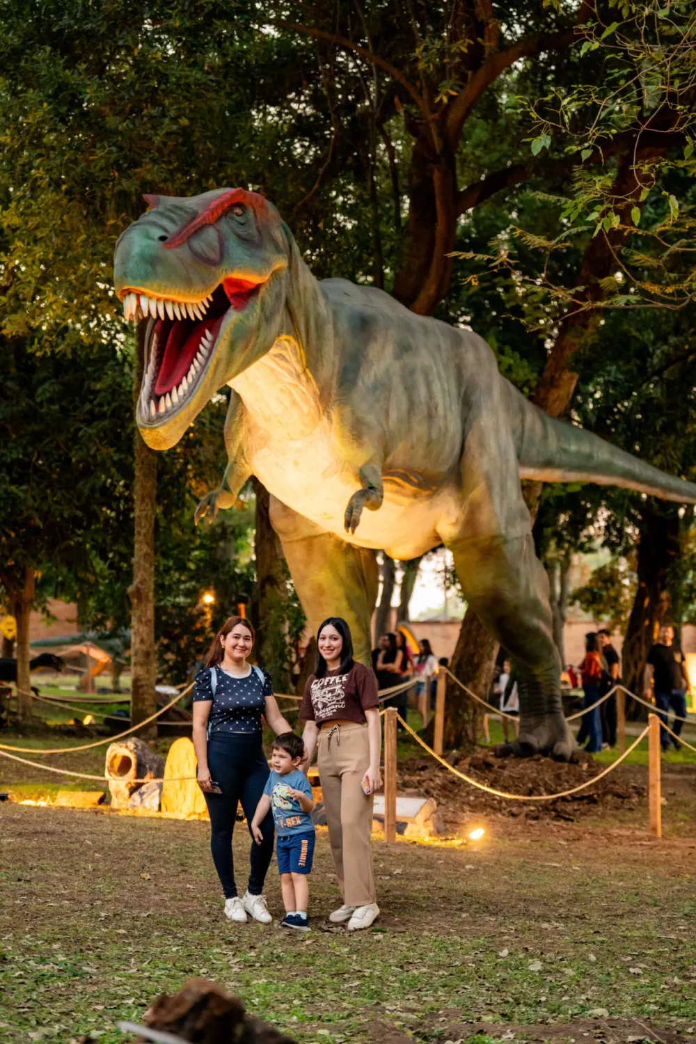 Familia junto al T-rex animatrónico